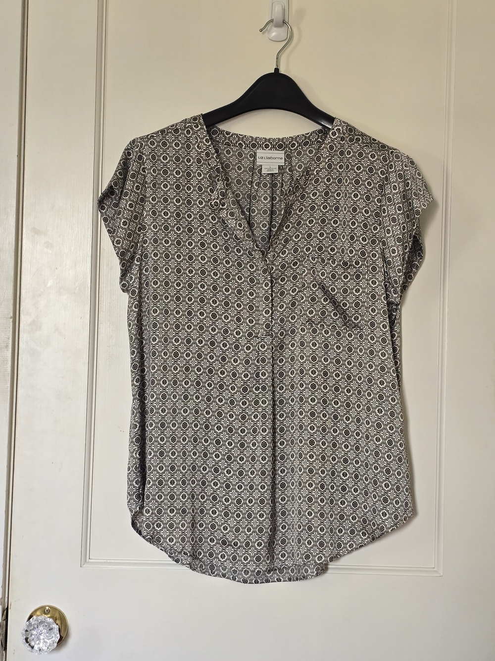 Liz Claiborne Black and Cream Geometric V‑Neck Cap Sleeve Blouse LARGE